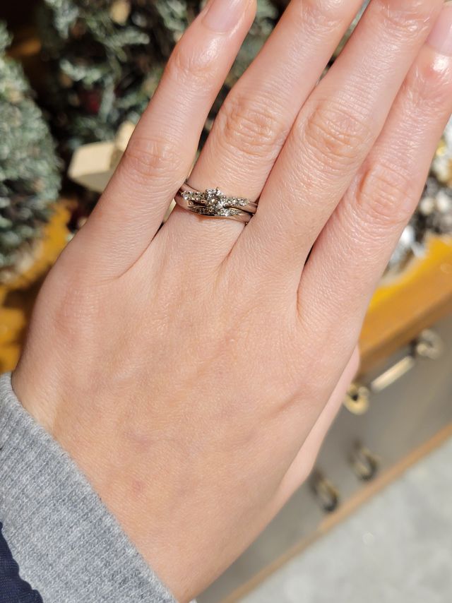 別ブランドの婚約指輪とも相性バッチリでした！