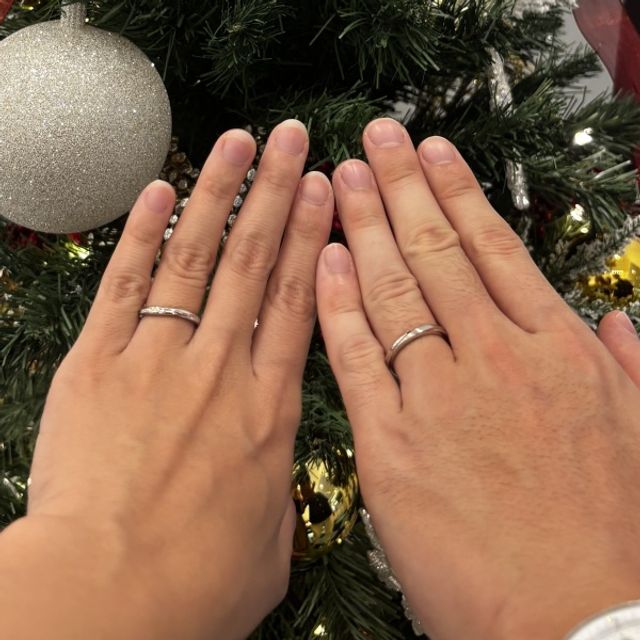 クリスマス入籍なのでツリーの前で撮らせていただきました。