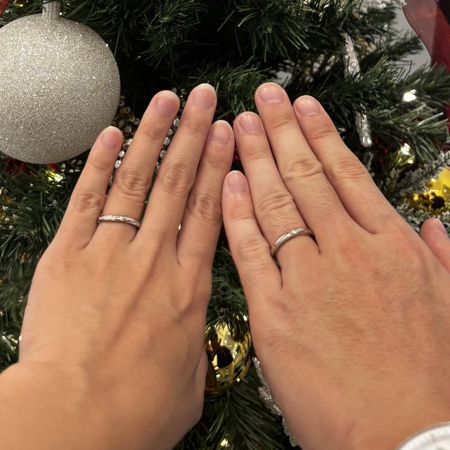 クリスマス入籍なのでツリーの前で撮らせていただきました。