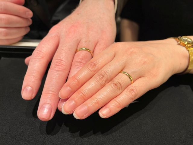 デザインは一緒、幅のみ新婦2.5mm、新郎3mmと変えました