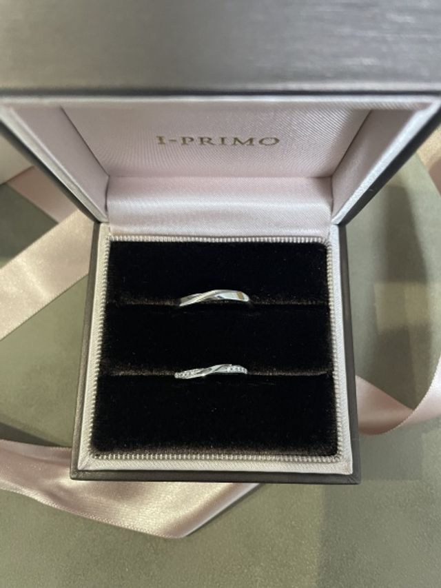 ウェーブしたプラチナのペアリングです。