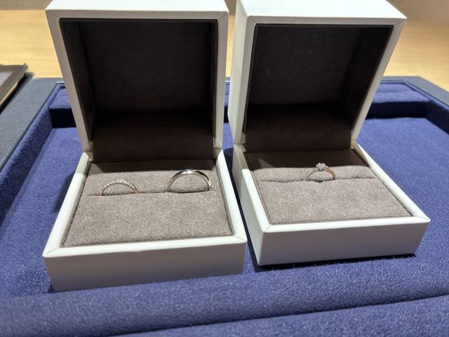 左が結婚指輪、右が婚約指輪です