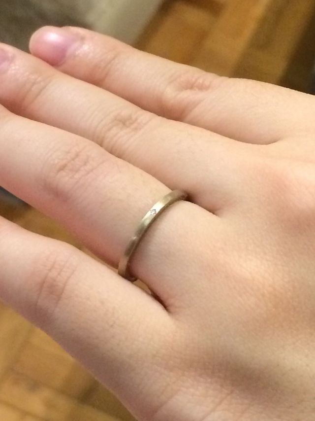 細めなリングで、側面に模様が入っているので可愛いです！