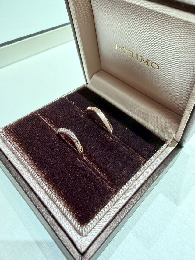 限定の色です。一般的なピンクゴールドより優しい色合いです