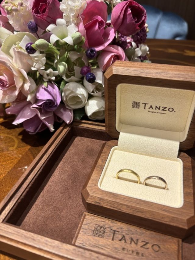 春夏秋冬の植物や花の彫りが入った結婚指輪です。