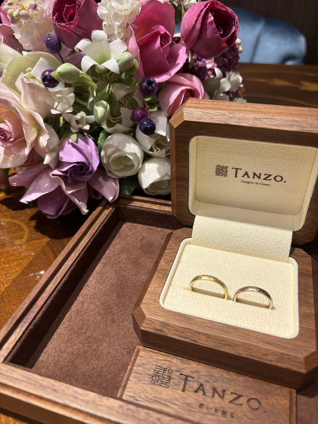 春夏秋冬の植物や花の彫りが入った結婚指輪です。