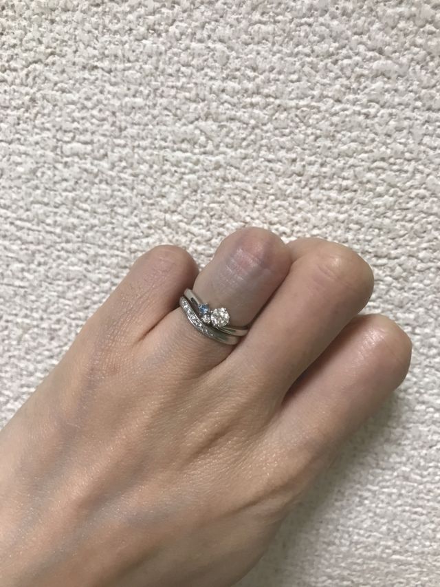 婚約指輪と結婚指輪をセットするとこんな感じに。