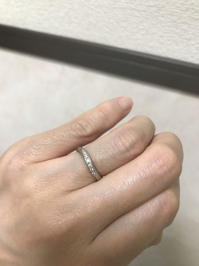 婚約指輪です。波のような形のデザインでダイヤ並んでいます。