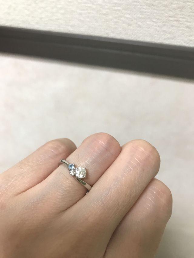 婚約指輪は、ダイヤとアクアマリンが並んで綺麗です。