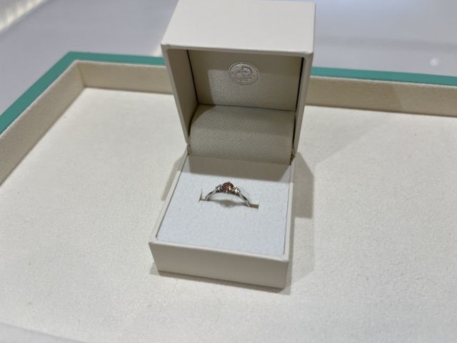 ピンクダイヤモンドと、純プラチナの鍛造で仕立てた指輪です