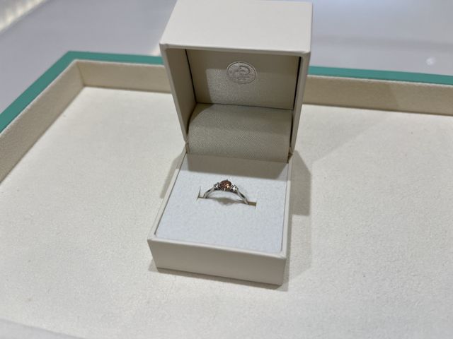 ピンクダイヤモンドと、純プラチナの鍛造で仕立てた指輪です