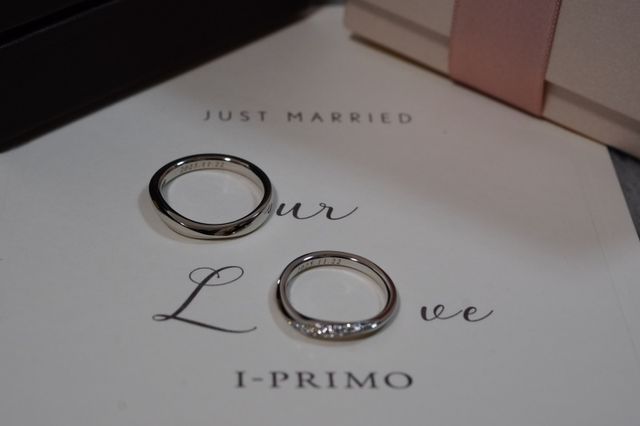 Our LoveのOの部分に指輪を配置しました。箱と指輪です