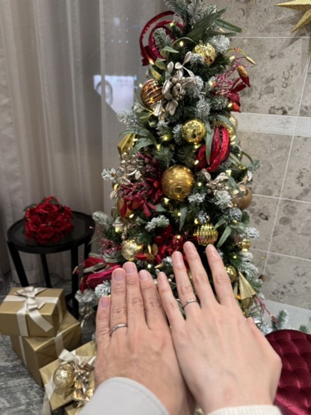 店内のクリスマスツリーの前で