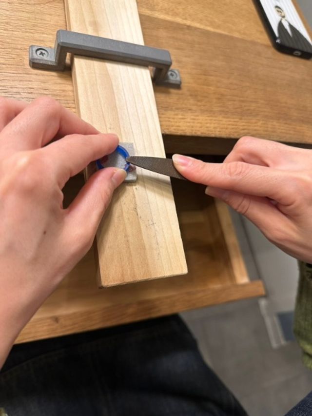 ただの輪っかのワックスから、形を整えていきます。