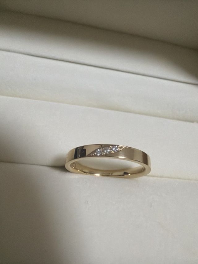 ゴールドにダイヤ３つのシンプルデザイン