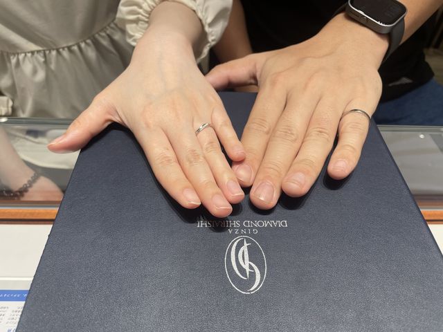 結婚指輪の試着の写真