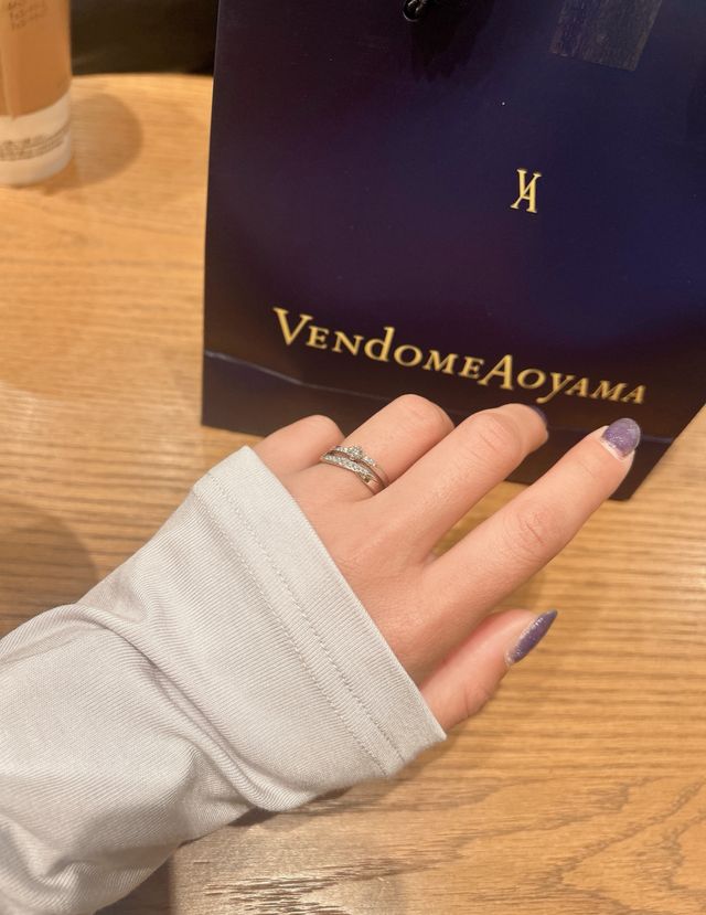 婚約指輪(同じ所)と重ね付けして撮りました