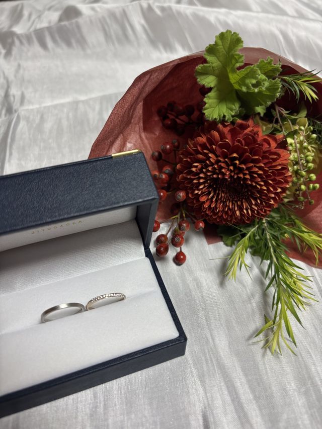 購入した指輪と、お店からいただいた花束