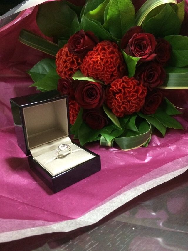 プロポーズでもらった花束と婚約指輪。