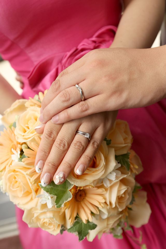 結婚式の時に婚約指輪と一緒に撮影してもらったもの。