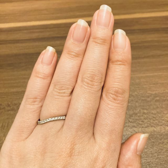 ウェーブは根元まで指輪がしっかりフィットし見た目が美しいです
