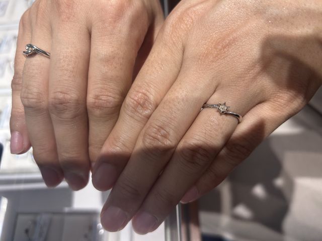 左手につけているのがスマイリングリトルリリーです。