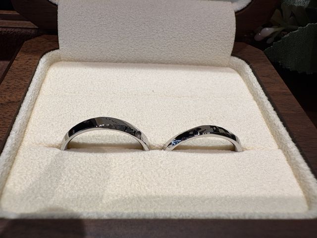 シルバーとは異なる黒い鏡面、槌目の乱反射を捉えました