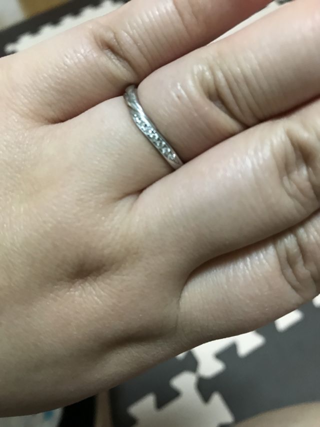 指が太いですが、指輪は素敵です(^_^)