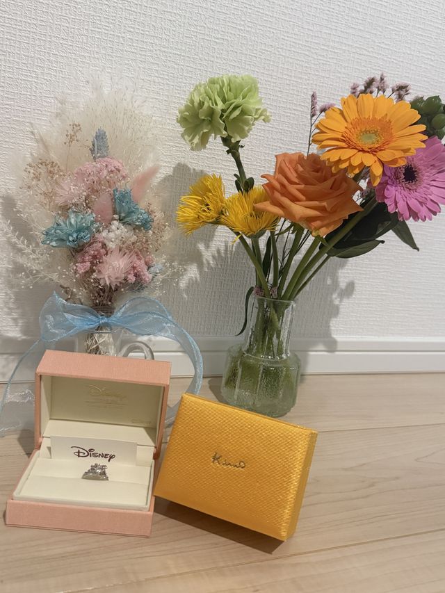 お花を買って目立つように飾ってます