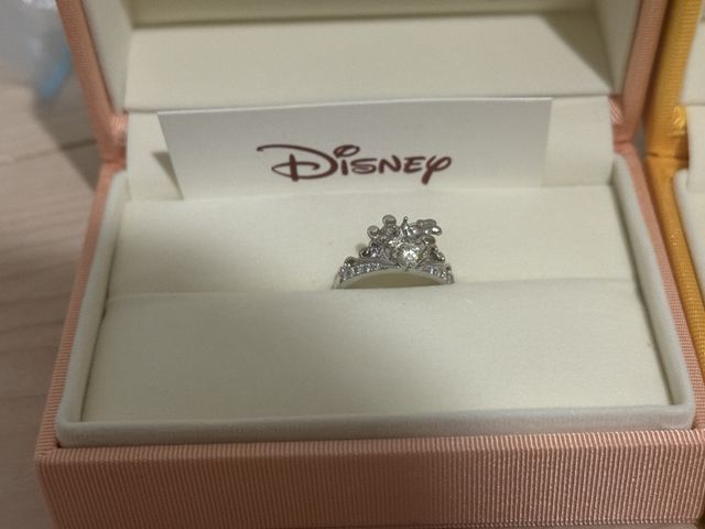 ミッキーミニー大好きの思い溢れる個性的な婚約指輪です