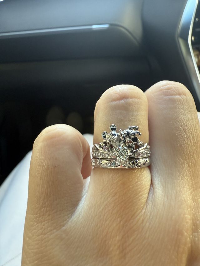 結婚指輪と重ねて付けた時です。
ミッキーミニーがインパクト