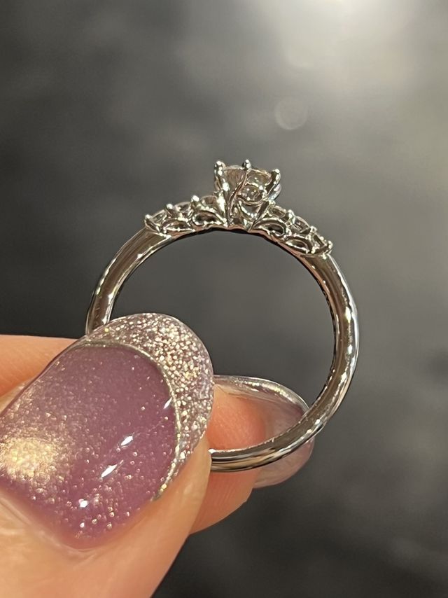 ダイヤの爪にイニシャルをいれました。