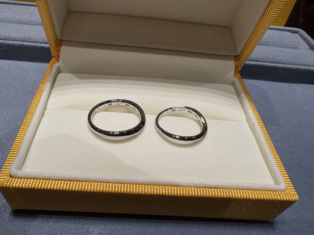 指輪の内側に希望のデザインを入れていただきました。