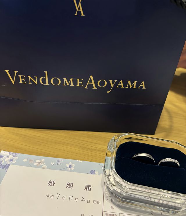 婚姻届と一緒に写真を撮りました