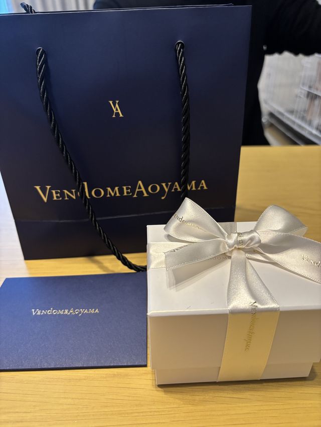 シンプルかつ素敵なショッパーとボックスです