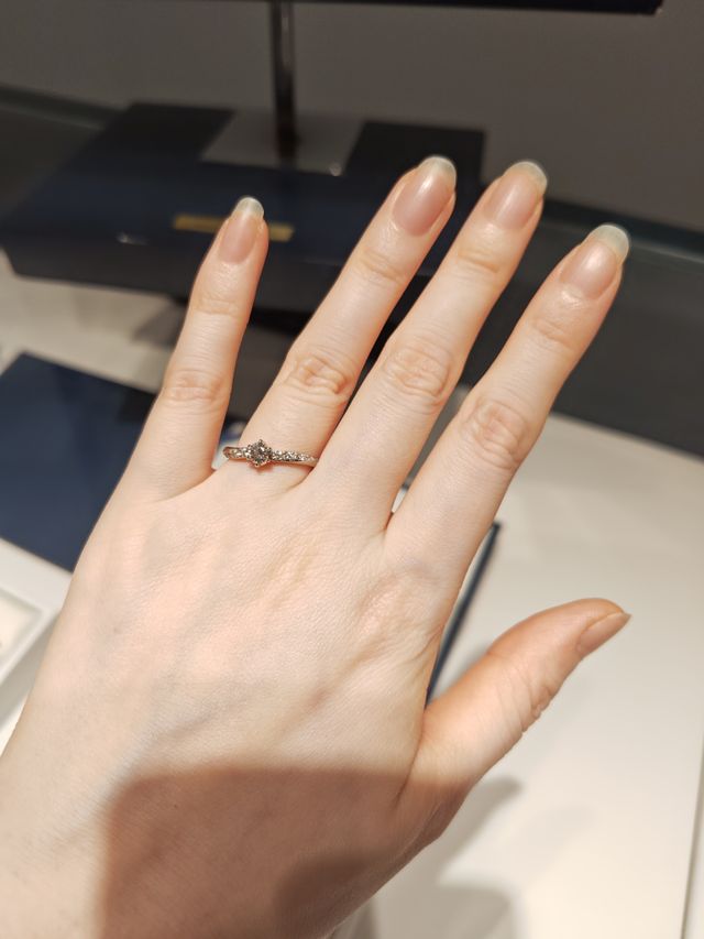 ダイヤモンドが煌びやかで、上品な輝きがとても好きです。