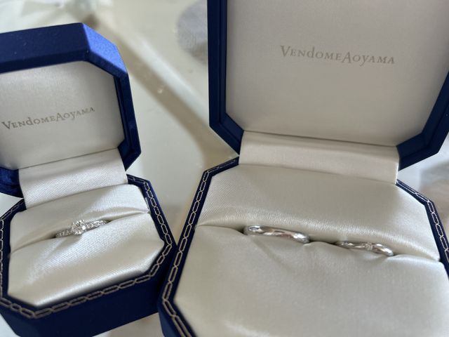 結婚指輪はシンプル、婚約指輪はストーン多めのものにしました。