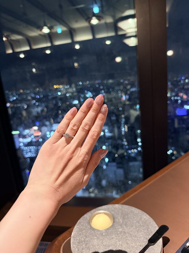 婚約指輪！
ヘイローデザインて0.5カラットです！