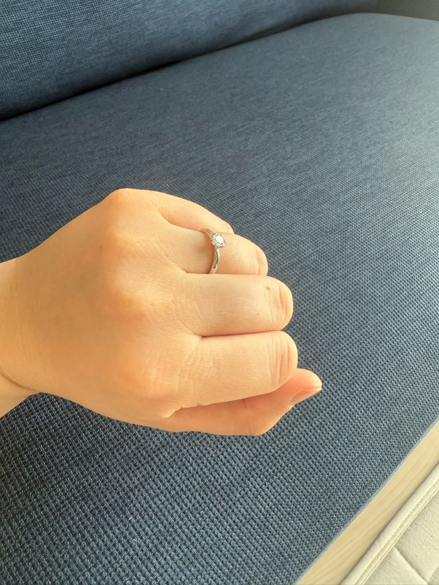 ダイヤモンドが美しく輝き、指が綺麗に見えるデザインです。