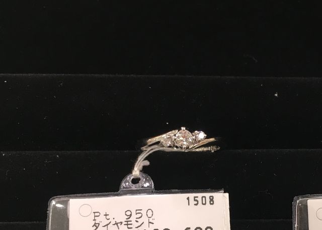 S字で両脇にメレの入ったデザイン