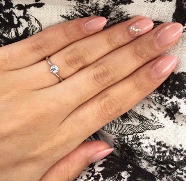 フルオーダーでデザインして作ってもらった婚約指輪です。