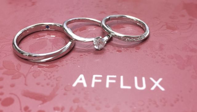 私のはダイヤのライン、主人のは艶消しでラインが入っています。