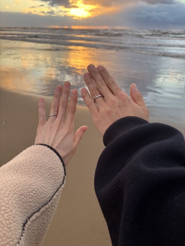 購入後に浜辺へ寄り撮った指輪の写真