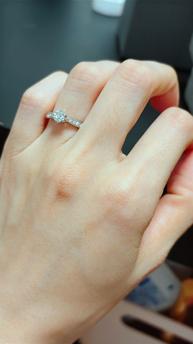 指輪をつけた手の写真