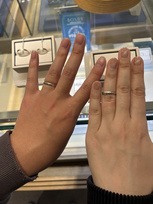 ななめのマット加工が入っている丸みのあるリング