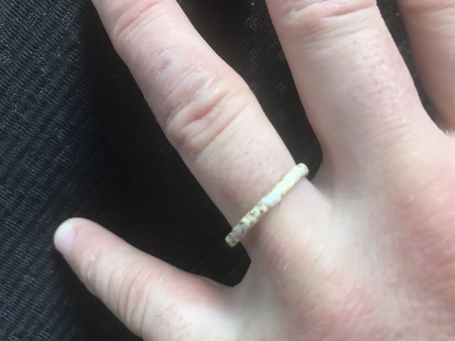 ゴールドに白のエナメルで加工され経年変化を楽しめます。