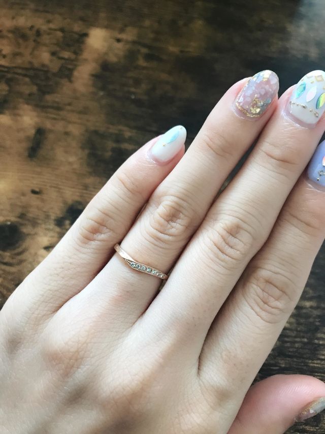 Vライン効果で指が綺麗に見え、非対称なデザインが魅力です。