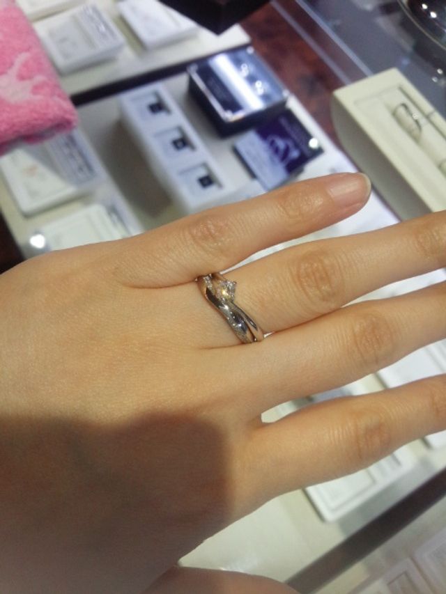 婚約指輪と重ね着けをイメージして