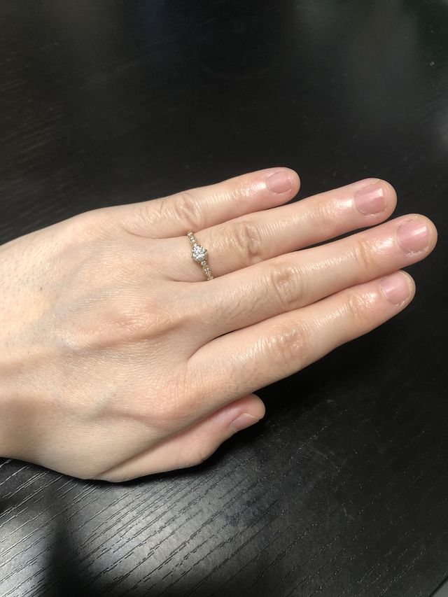 指輪を付けている写真です。