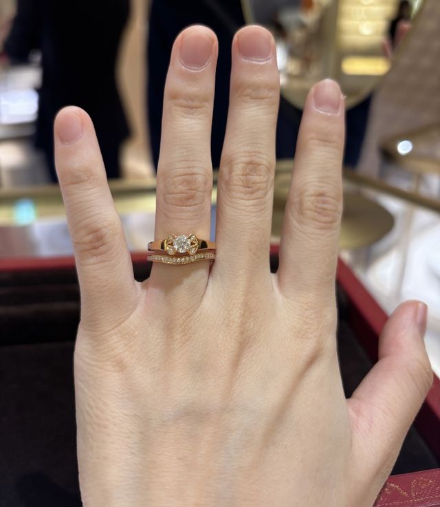 結婚指輪との重ね付けです